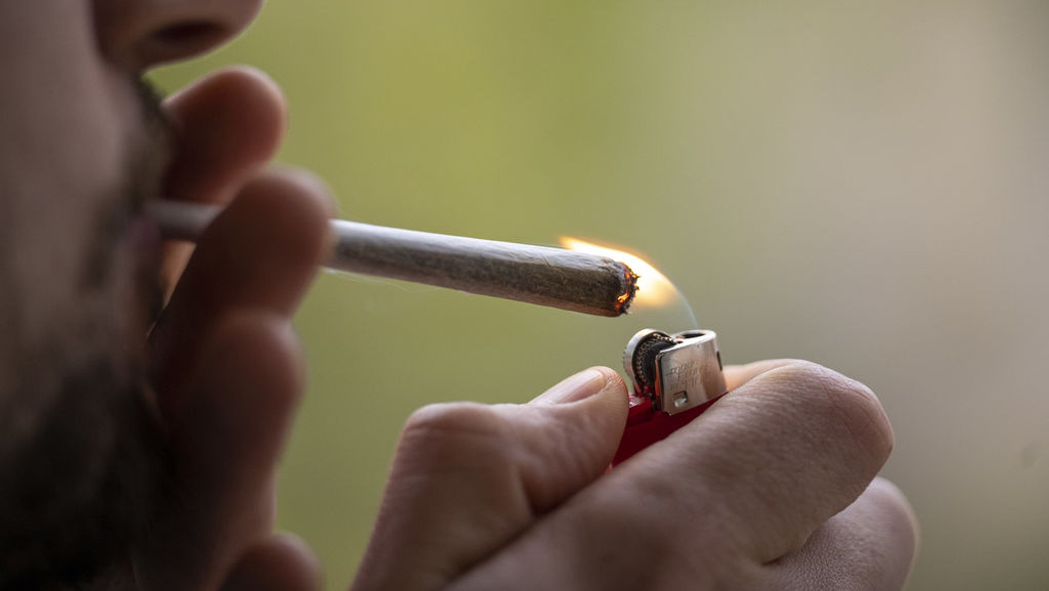 Ein Mann zündet einen Joint an. | Bild: dpa-Bildfunk/Hannes P Albert Ein Mann zündet einen Joint an.