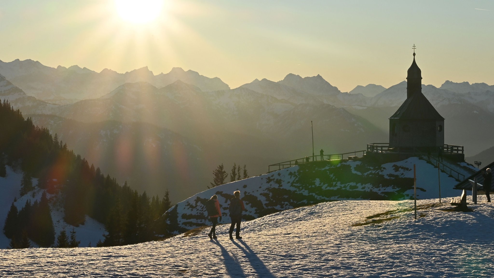 In den Rucksack gehören im Winter immer Spikes oder Grödeln | Bild: dpa Bildfunk / Katrin Requadt In den Rucksack gehören im Winter immer Spikes oder Grödeln