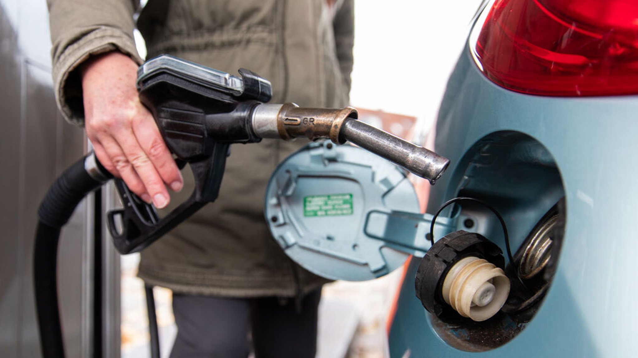 Eine Frau tankt ihr Auto an einer Tankstelle auf. (Symbolbild)