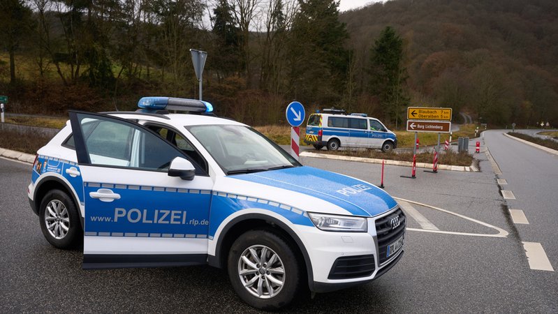 Rheinland-Pfalz, Kusel: Polizeibeamte sperren die Zufahrt zum Tatort, wo zwei Polizeibeamte bei einer Verkehrskontrolle erschossen wurden.