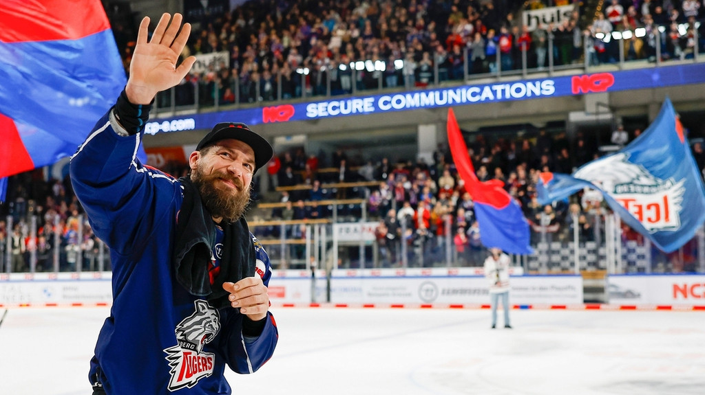 Patrick Reimer nach dem DEL-Spiel Nürnberg Ice Tigers - Pinguins Bremerhaven | Bild: dpa-Bildfunk/Daniel Löb Patrick Reimer nach dem DEL-Spiel Nürnberg Ice Tigers - Pinguins Bremerhaven