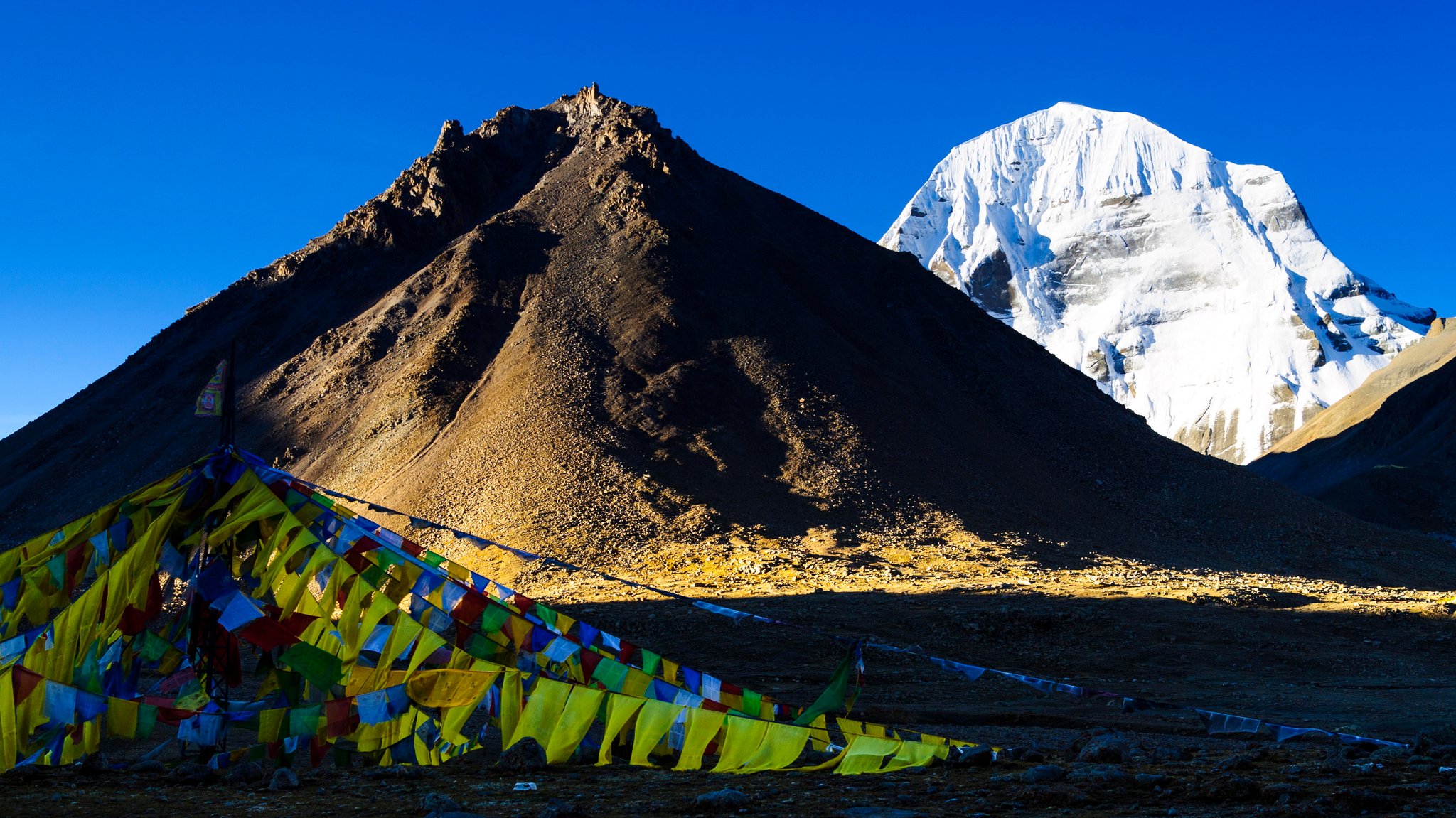 Gebetsfahnen in Tibet, im Hintergrund der 6.638 m hohe Kailash