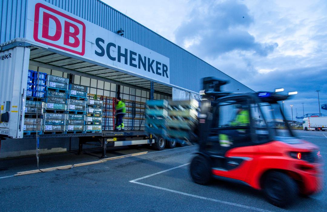 Paletten und Transportgut wird von Trailern des Logistikunternehmens DB Schenker auf dem Gelände des Logistikzentrums im Seehafen entladen.