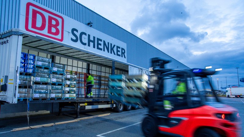 Paletten und Transportgut wird von Trailern des Logistikunternehmens DB Schenker auf dem Gelände des Logistikzentrums im Seehafen entladen.
