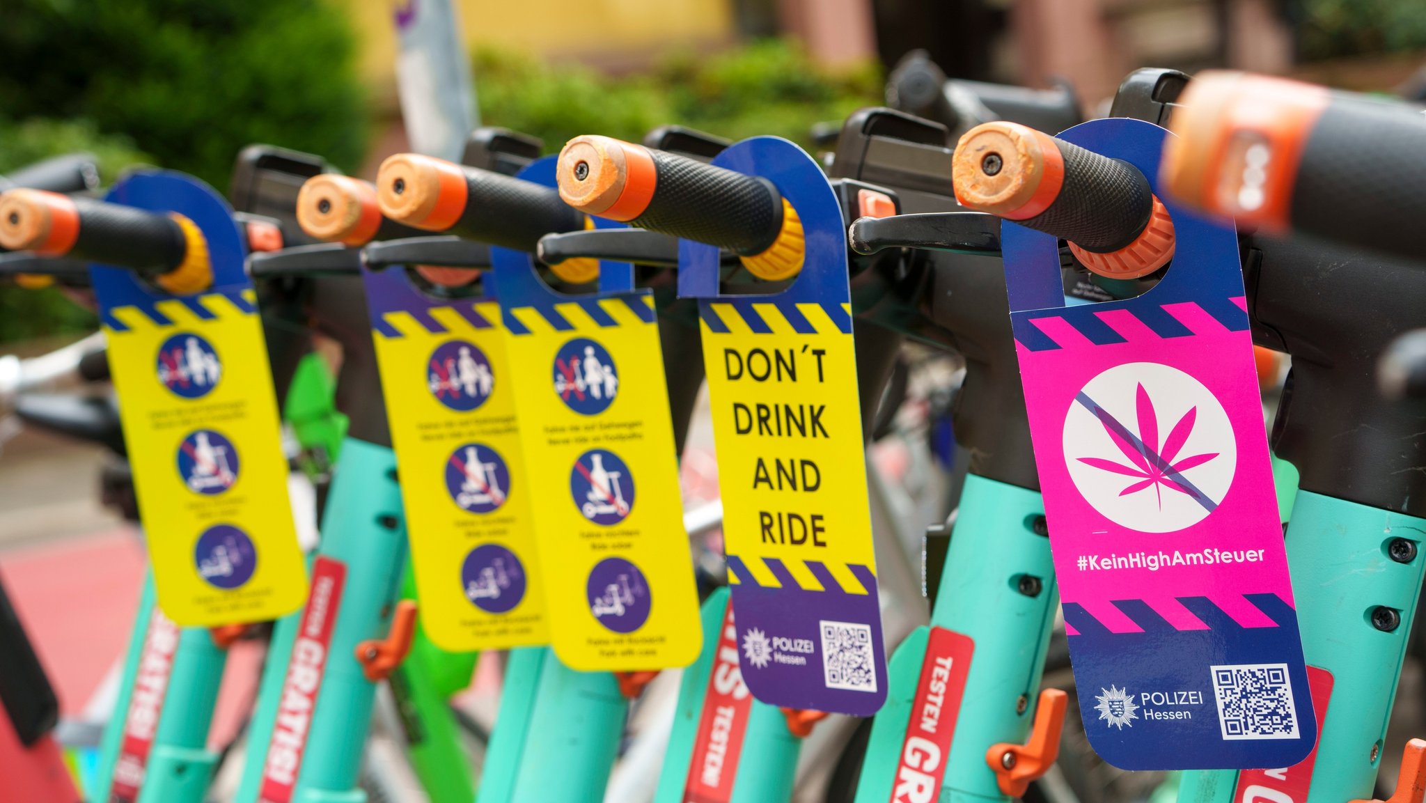 Die Zahl der Verkehrsunfälle mit E-Scootern ist in den vergangenen Jahren immer weiter angestiegen. | Bild: picture alliance/dpa/Andreas Arnold Die Zahl der Verkehrsunfälle mit E-Scootern ist in den vergangenen Jahren immer weiter angestiegen.