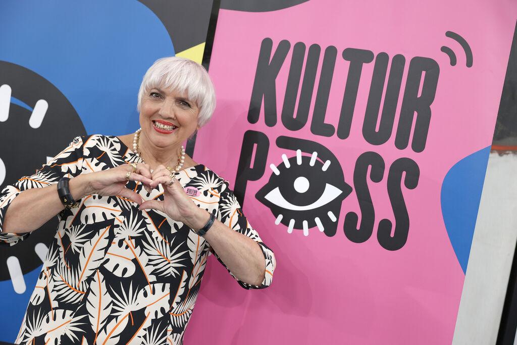ARCHIV - 14.06.2023, Berlin: Claudia Roth (Bündnis90/Die Grünen), Kulturstaatsministerin, steht vor dem Logo vom «KulturPass». Nach dem aus ihrer Sicht erfolgreichen Start des Kulturpasses in Deutschland will Roth das Angebot für Jugendliche mit der französischen Variante kombinieren. (zu dpa: «Roth will bei Kulturpass mit Frankreich kooperieren») Foto: Jörg Carstensen/dpa +++ dpa-Bildfunk +++ | Bild:dpa-Bildfunk/Jörg Carstensen