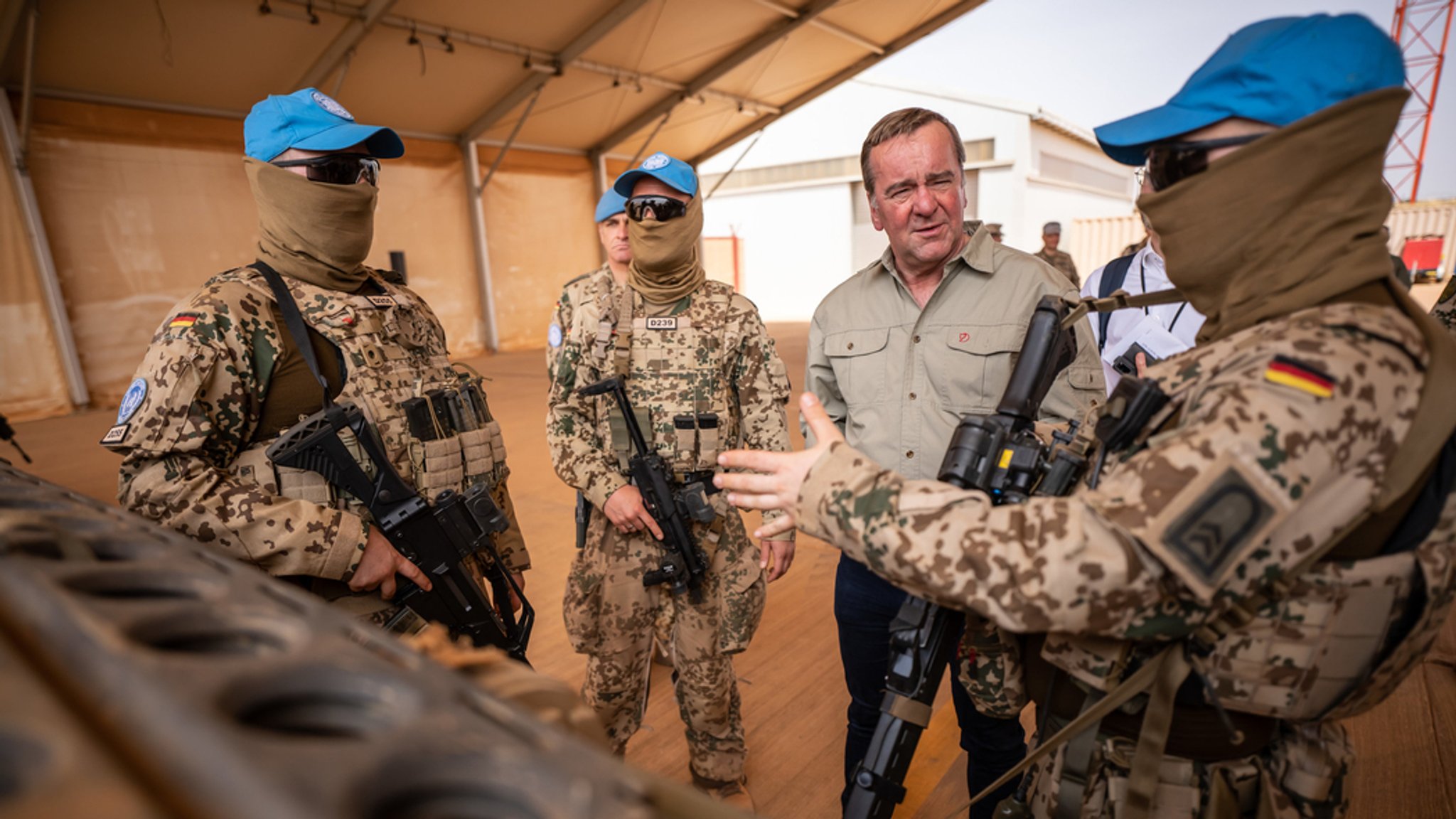 Bundesverteidigungsminister Boris Pistorius (SPD) lässt sich im Frühjahr das Bundeswehr-Feldlager "Camp Castor" zeigen (Archivbild). Er steht neben Soldaten der Bundeswehr. Die letzten von ihnen sollen in den kommenden Tagen nach Deutschland zurückkehren (Archivbild). 