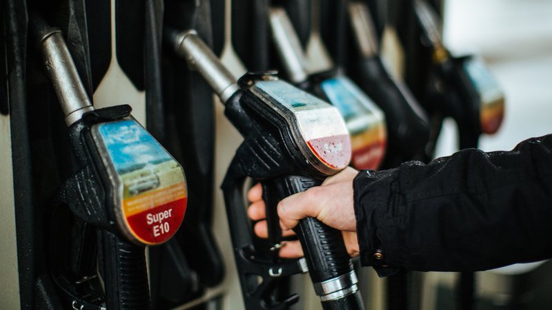 Zapfsäule an einer Tankstelle | Bild: BR/Johanna Schlüter Zapfsäule an einer Tankstelle