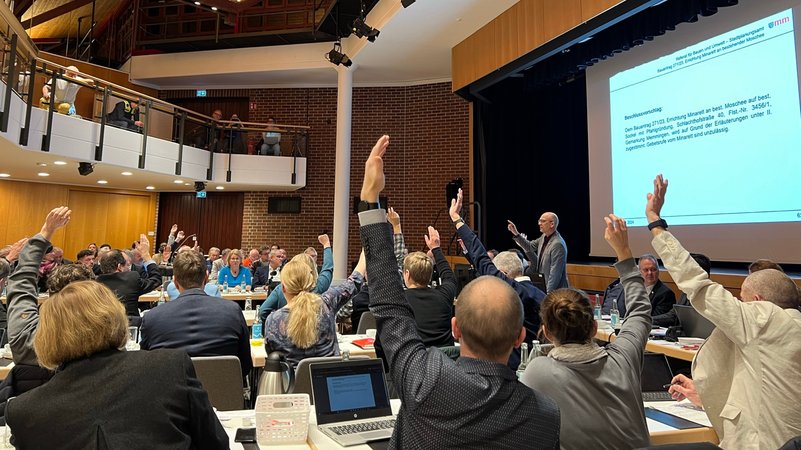 Abstimmung im Memminger Stadtrat über den Bau eines Minaretts | Bild: BR/Ramona Dinauer Abstimmung im Memminger Stadtrat über den Bau eines Minaretts