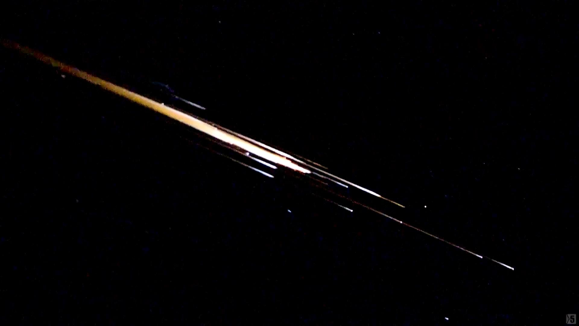 Ein Objekt verglüht am Nachthimmel. Ein Starlink-Satellit ist nach Angaben des Bundesamtes für Bevölkerungsschutz und Katastrophenhilfe (BBK) aus Süddeutschland sichtbar über der Schweiz in die Atmosphäre eingetreten. (Schweiz, Pfäfers)