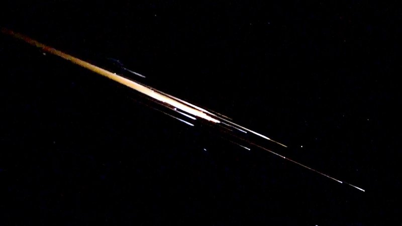 Ein Objekt verglüht am Nachthimmel. Ein Starlink-Satellit ist nach Angaben des Bundesamtes für Bevölkerungsschutz und Katastrophenhilfe (BBK) aus Süddeutschland sichtbar über der Schweiz in die Atmosphäre eingetreten. (Schweiz, Pfäfers) | Bild: dpa-Bildfunk/Tim Meyer Ein Objekt verglüht am Nachthimmel. Ein Starlink-Satellit ist nach Angaben des Bundesamtes für Bevölkerungsschutz und Katastrophenhilfe (BBK) aus Süddeutschland sichtbar über der Schweiz in die Atmosphäre eingetreten. (Schweiz, Pfäfers)