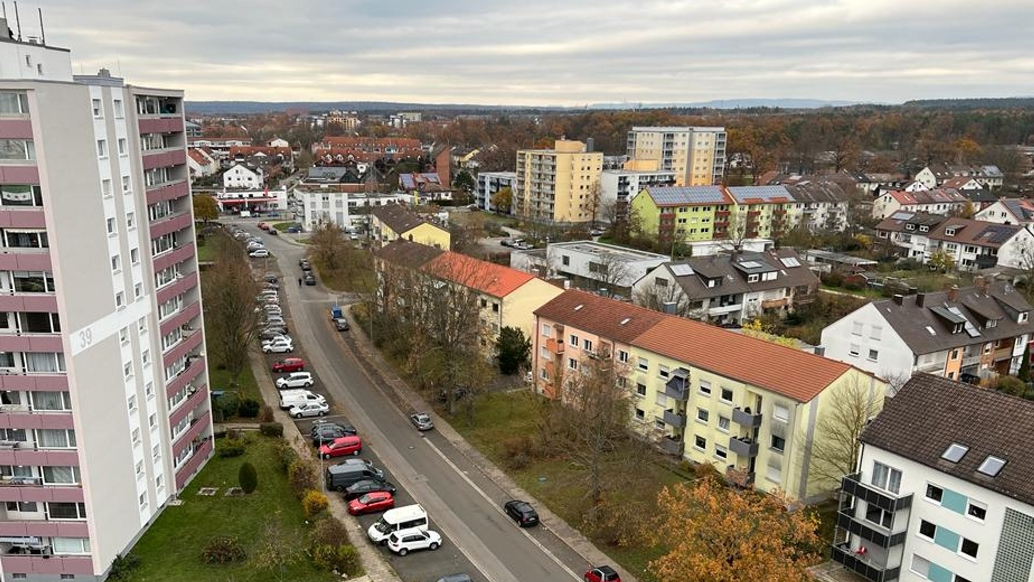 Der Blick aus einem Hochhaus auf die Siemensstraße in Bamberg   