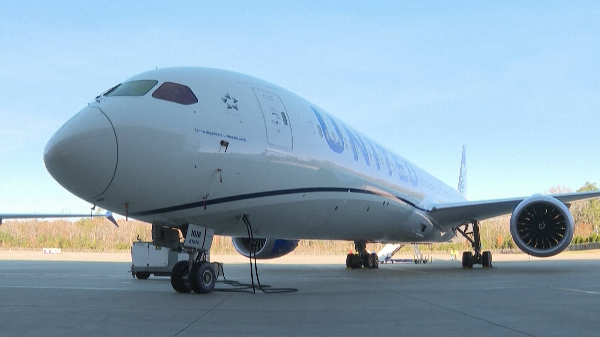 Eine Boeing-Maschine auf dem Flugfeld