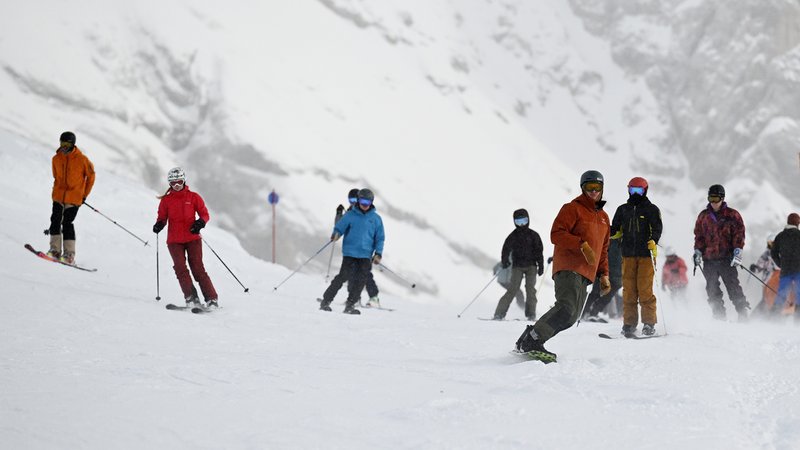 Skifahrer und Snowboarder sind auf der Zugspitze unterwegs (Archivbild)