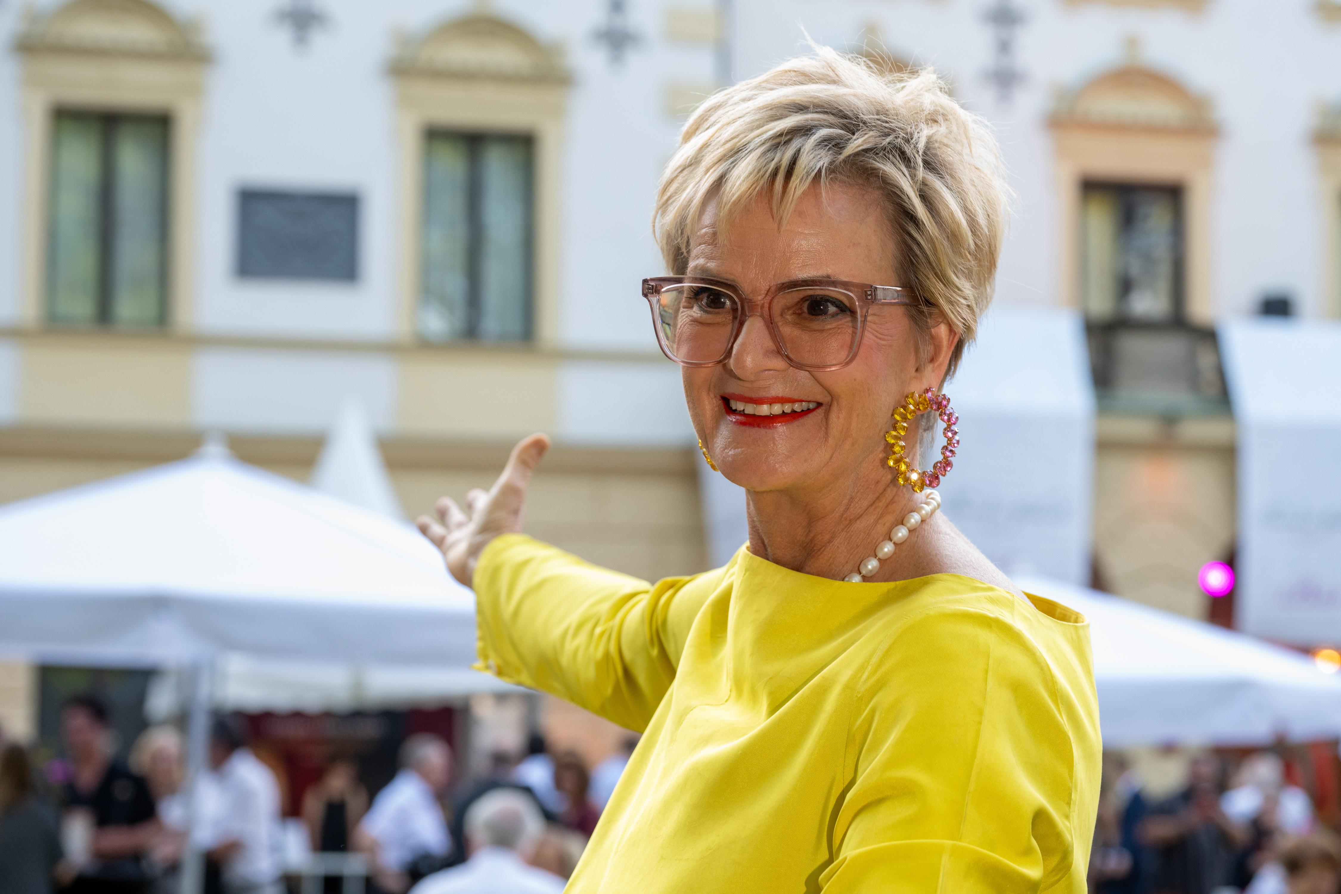 Die Adelige präsentiert ihre Festspiele im gelben Outfit 