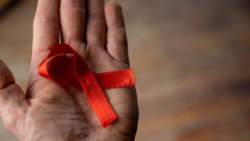 Die Rote Schleife steht weltweit für Solidarität mit HIV-positiven und aidskranken Menschen. | Bild: picture alliance / CHROMORANGE | Michael Bihlmayer Die Rote Schleife steht weltweit für Solidarität mit HIV-positiven und aidskranken Menschen.