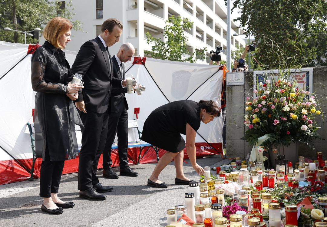 Landrätin Simone Schmiedtbauer (l-r, ÖVP), Landrat Karlheinz Kornhäusl (ÖVP), Landeshauptmann-Stv. Manuela Khom (ÖVP) und Landrat Willibald Ehrenhöfer (ÖVP) während einer Trauerminute nach dem Amoklauf mit elf Toten.