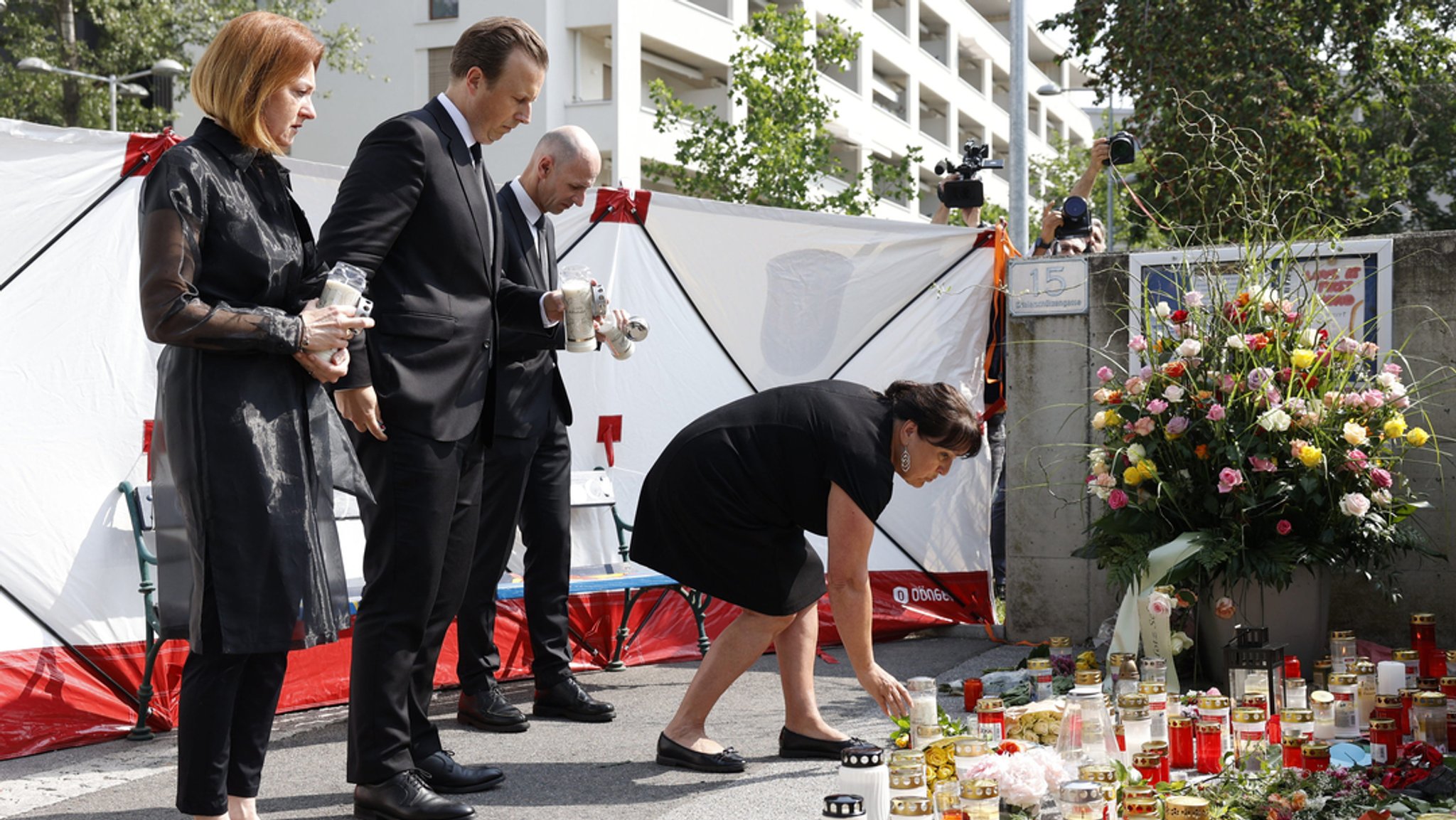 Landrätin Simone Schmiedtbauer (l-r, ÖVP), Landrat Karlheinz Kornhäusl (ÖVP), Landeshauptmann-Stv. Manuela Khom (ÖVP) und Landrat Willibald Ehrenhöfer (ÖVP) während einer Trauerminute nach dem Amoklauf mit elf Toten.