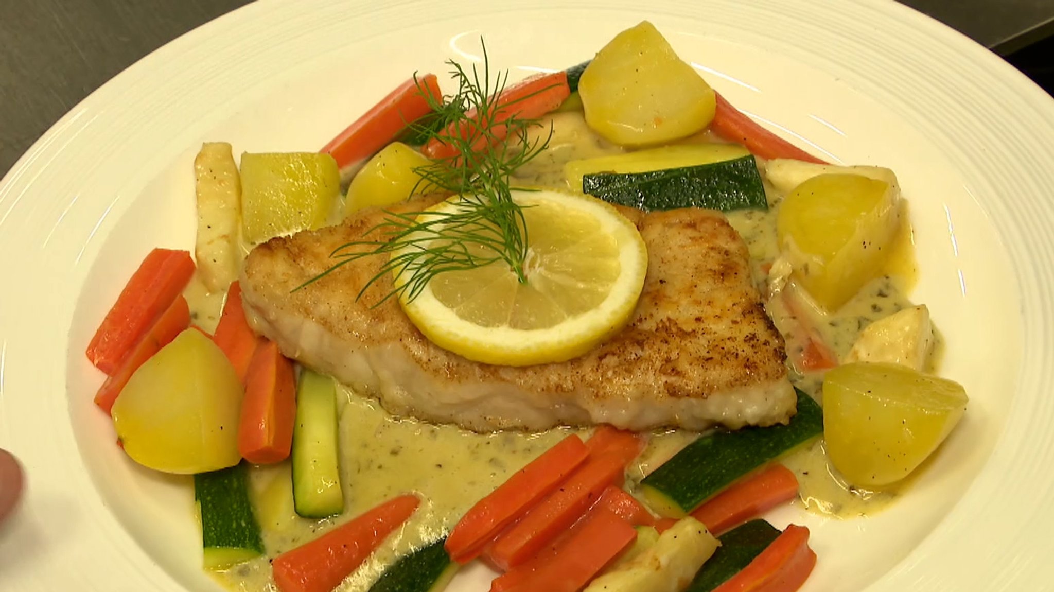 Zuvor erlegter Waller wird in einem Gasthaus serviert.