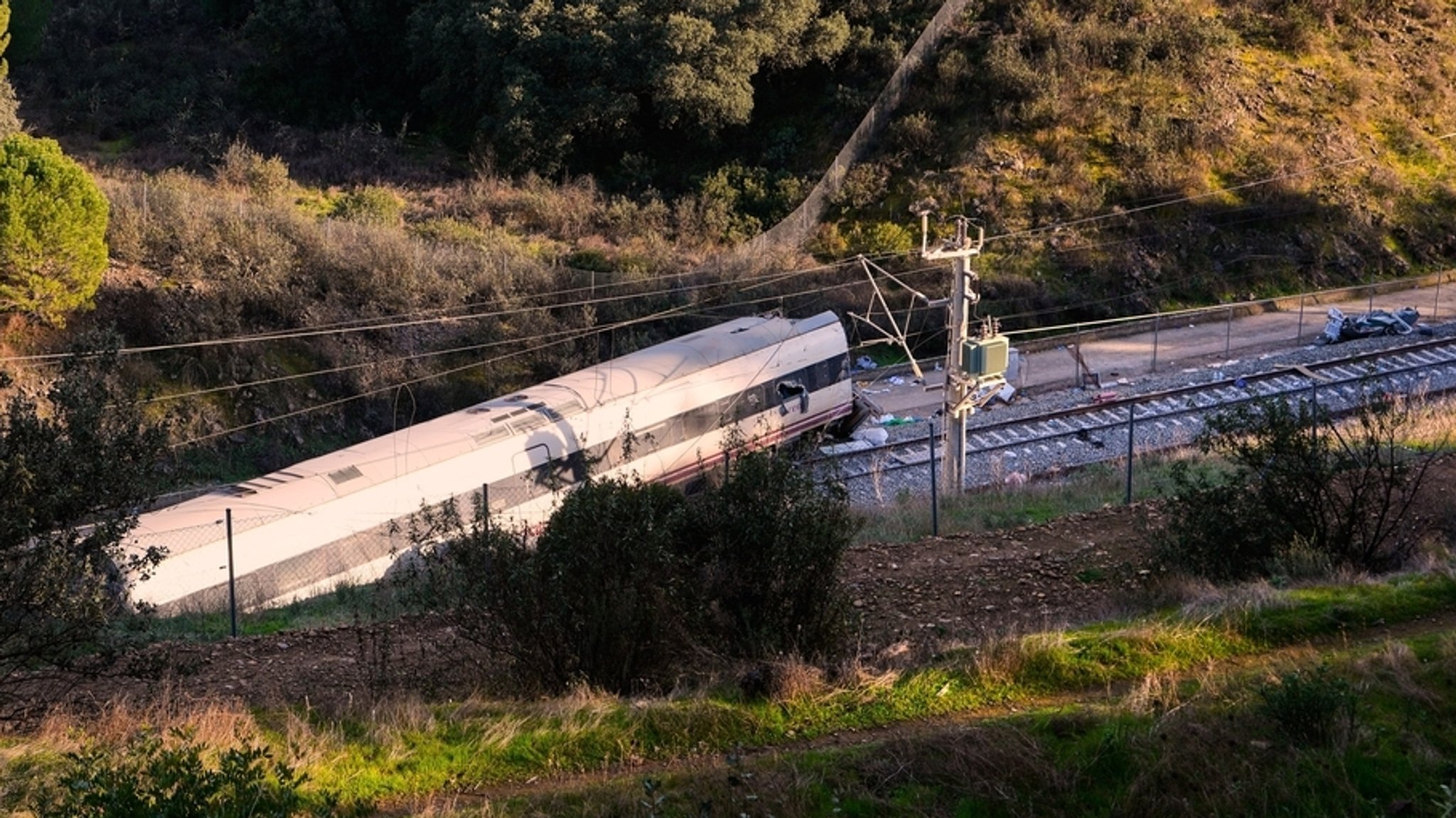 Ein Teil eines Zugwracks ist am Ort einer Zugkollision in Adamuz in Spanien zu sehen.