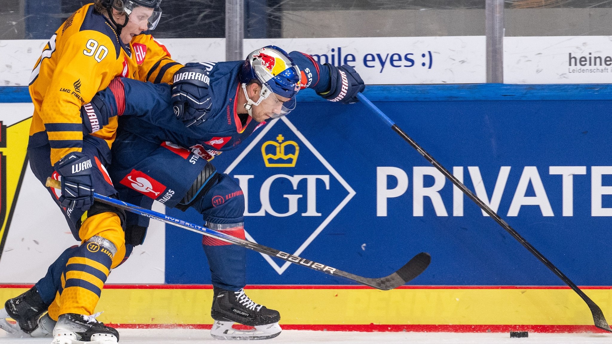 Münchens Torschütze Ryan Mckiernan (r.) im Zweikampf 