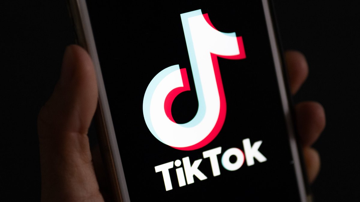 Auf einem Smartphone wird das Logo der Plattform TikTok angezeigt. 