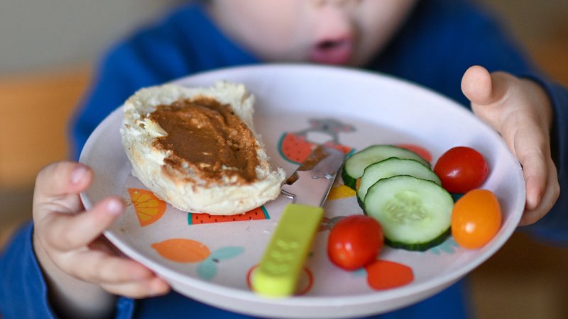 Veggy-Aufstrich und Gemüse: Ist es ratsam, Kinder vegetarisch zu ernähren? | Bild: picture alliance/dpa | Hendrik Schmidt Veggy-Aufstrich und Gemüse: Ist es ratsam, Kinder vegetarisch zu ernähren?