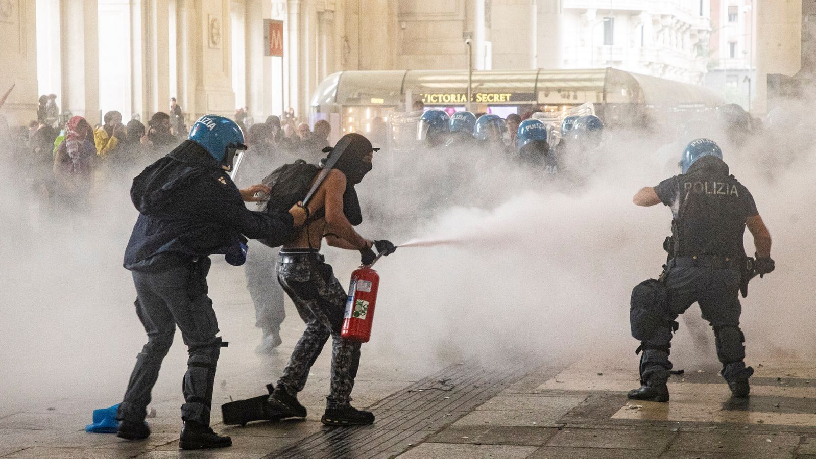 Dozens of injuries at riots in Milan – Archyde