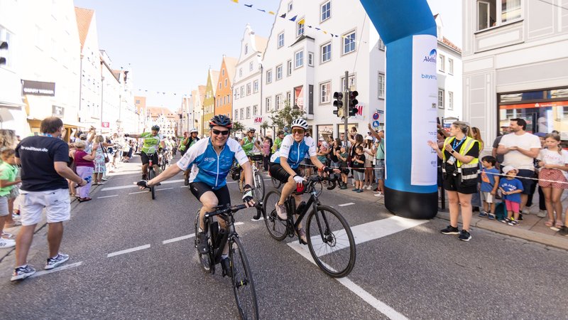 Glückliche Radler, begeisterte Zuschauer bei der BR-Radltour | Bild: Markus Konvalin / BR Glückliche Radler, begeisterte Zuschauer bei der BR-Radltour