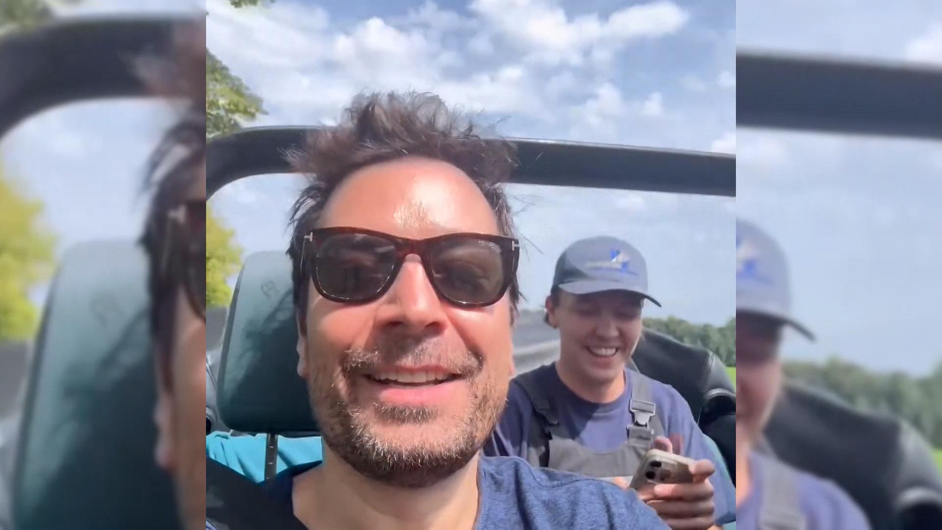 Jimmy Fallon sitzt in einem offenen Cabrio
