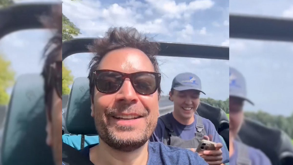 Jimmy Fallon sitzt in einem offenen Cabrio