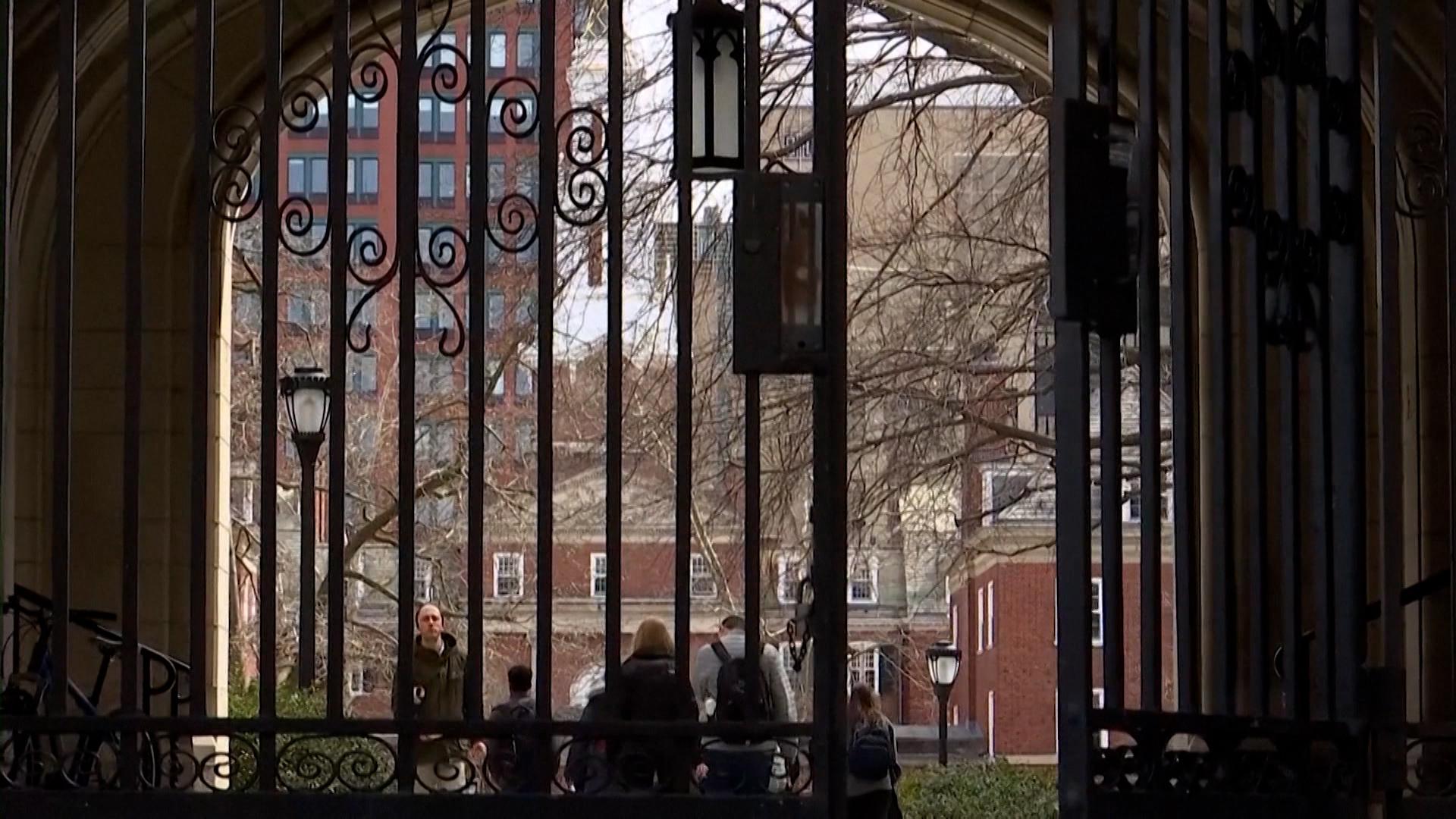 Die US-Behörden setzen die Vergabe von Visa für Austauschschüler, Studierende und Au-pairs vorübergehend aus – zunächst sollen Online-Aktivitäten der Antragsteller überprüft werden.