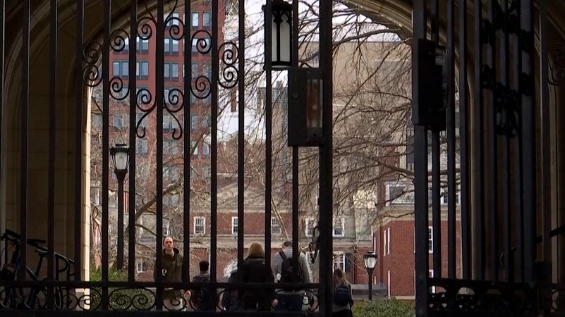 Die US-Behörden setzen die Vergabe von Visa für Austauschschüler, Studierende und Au-pairs vorübergehend aus – zunächst sollen Online-Aktivitäten der Antragsteller überprüft werden. | Bild: Bayerischer Rundfunk 2025 Die US-Behörden setzen die Vergabe von Visa für Austauschschüler, Studierende und Au-pairs vorübergehend aus – zunächst sollen Online-Aktivitäten der Antragsteller überprüft werden.