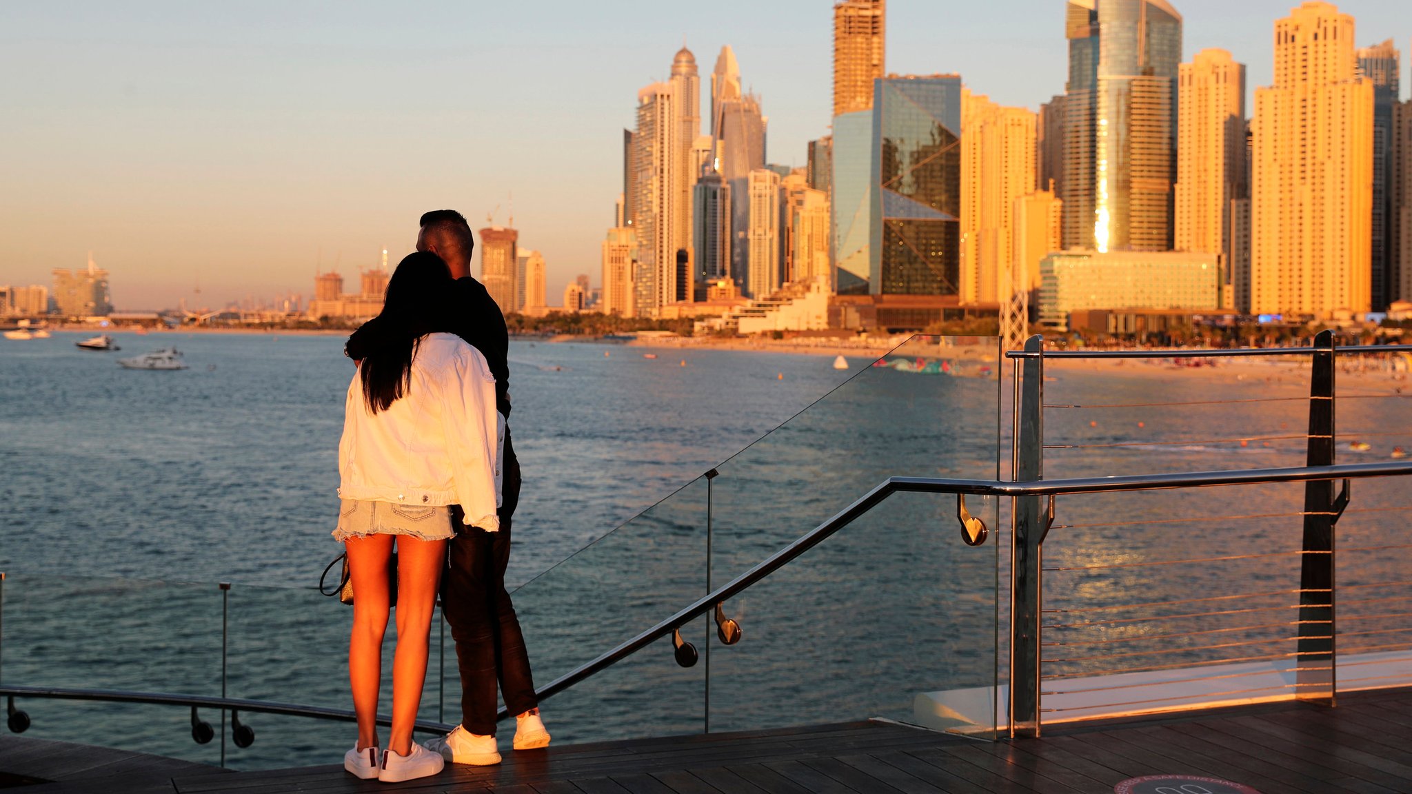 Ein Pärchen vor der Skyline von Dubai.