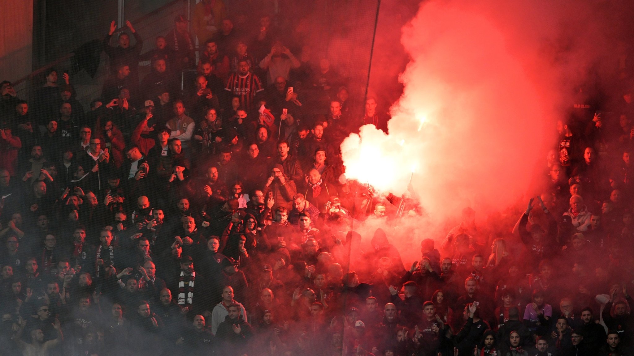 01.10.2024, Nordrhein-Westfalen, Leverkusen: Fußball: Champions League, Bayer Leverkusen - AC Mailand, Vorrunde, 2. Spieltag, BayArena, Fans von Mailand zünden Pyrotechnik im Gästeblock. Foto: Federico Gambarini/dpa +++ dpa-Bildfunk +++