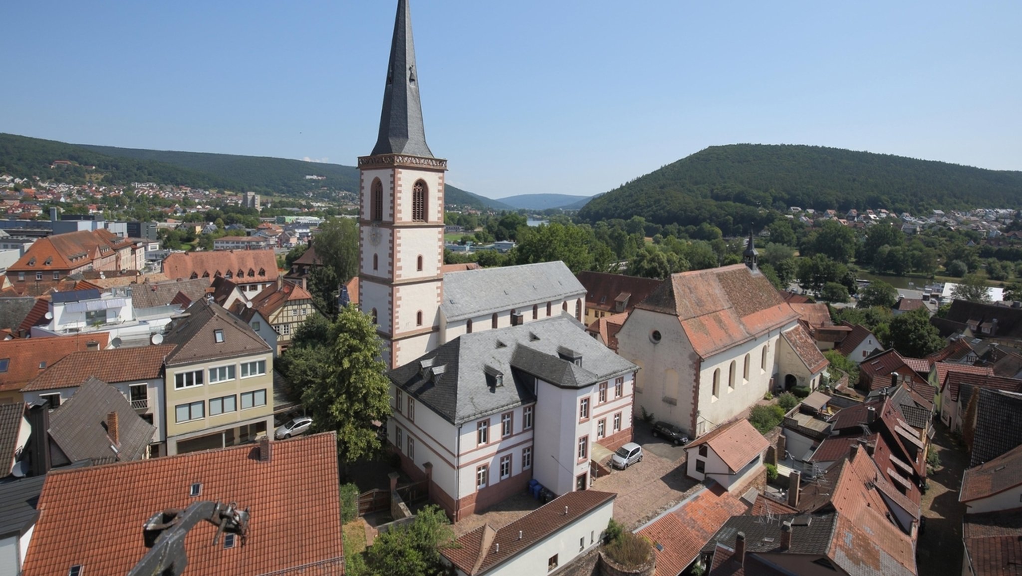 Blick vom Bayersturm auf Lohr am Main mit St. Michael-Kirche (Symbolbild)