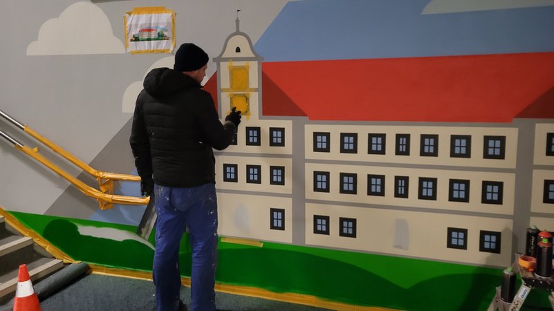 Ein Mann arbeitet an einem Graffiti in einer Bahnunterführung | Bild: BR/Anton Rauch Ein Mann arbeitet an einem Graffiti in einer Bahnunterführung