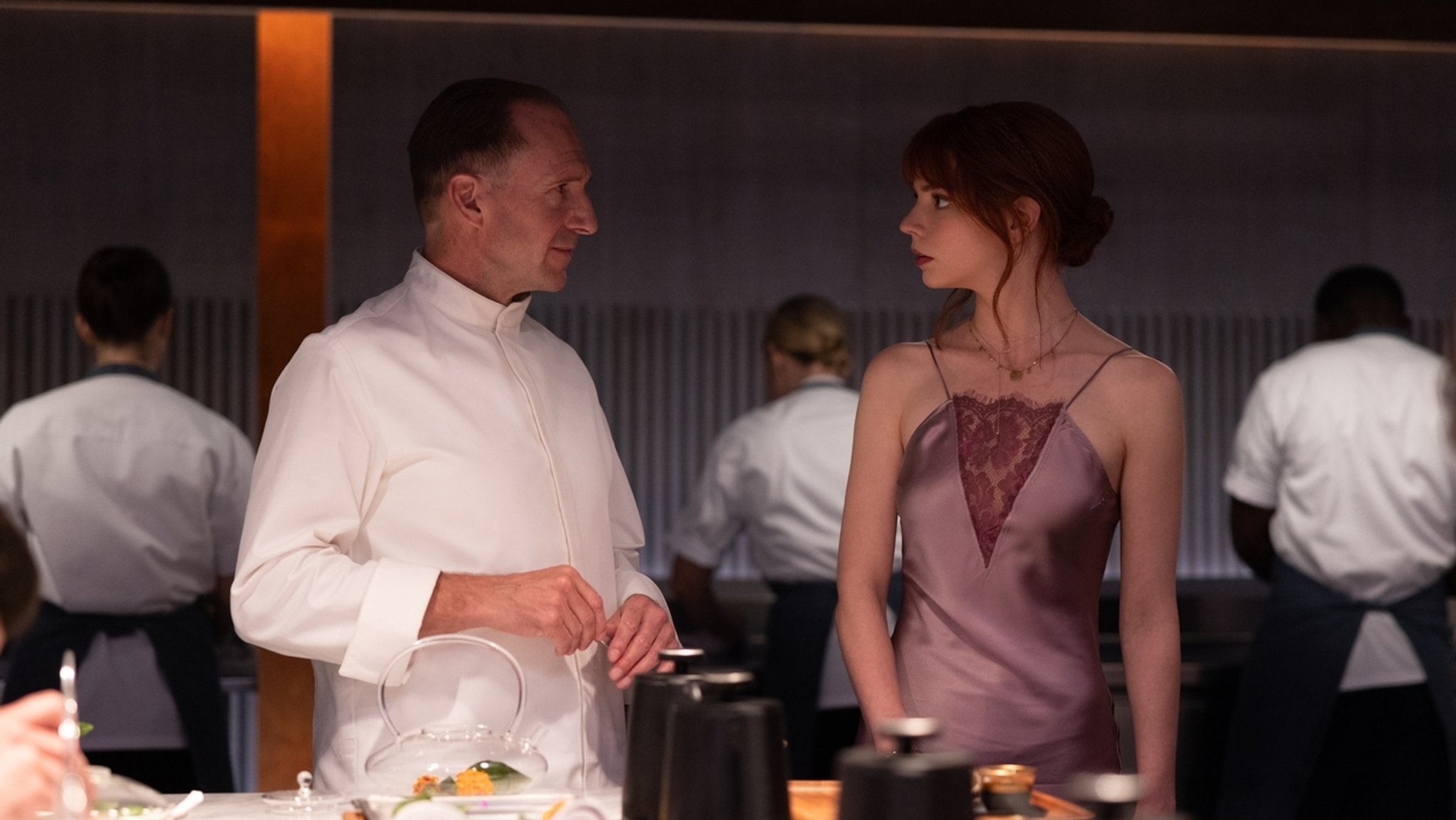 Ralph Fiennes und  Anya Taylor-Joy in "The Menu"