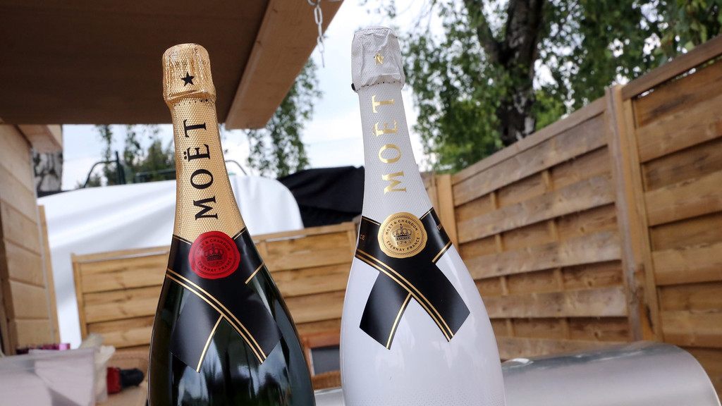Zwei Champagner-Flaschen vom Hersteller "Moët & Chandon" (Symbolbild)