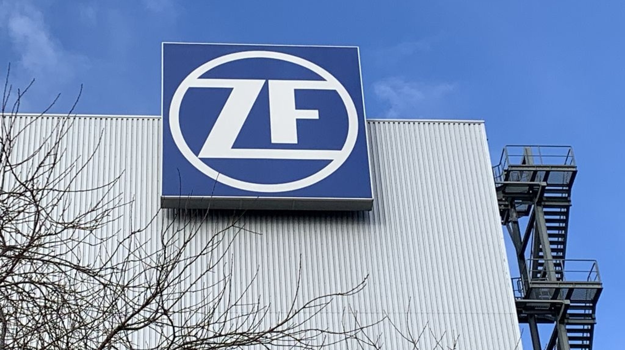 Das ZF Firmenlogo auf einem Gebäude