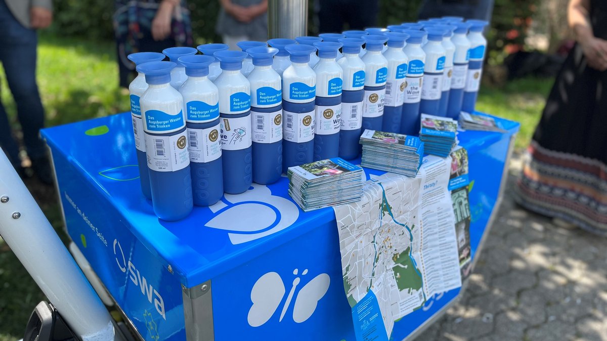 Die Wasserflaschen werden an Obdachlose in Augsburg ausgegeben.