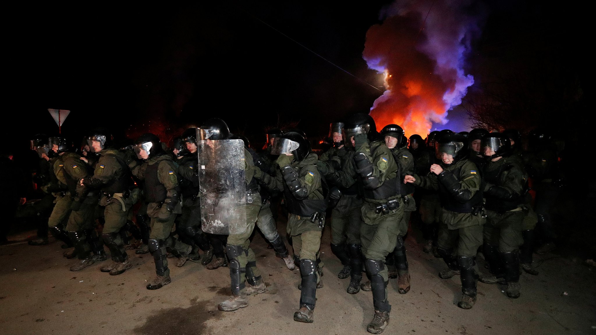 Hunderte von Sicherheitskräften gehen gegen Demonstranten vor, die verhindern wollen, dass Evakuierte aus Wuhan in die Ukraine einreisen.