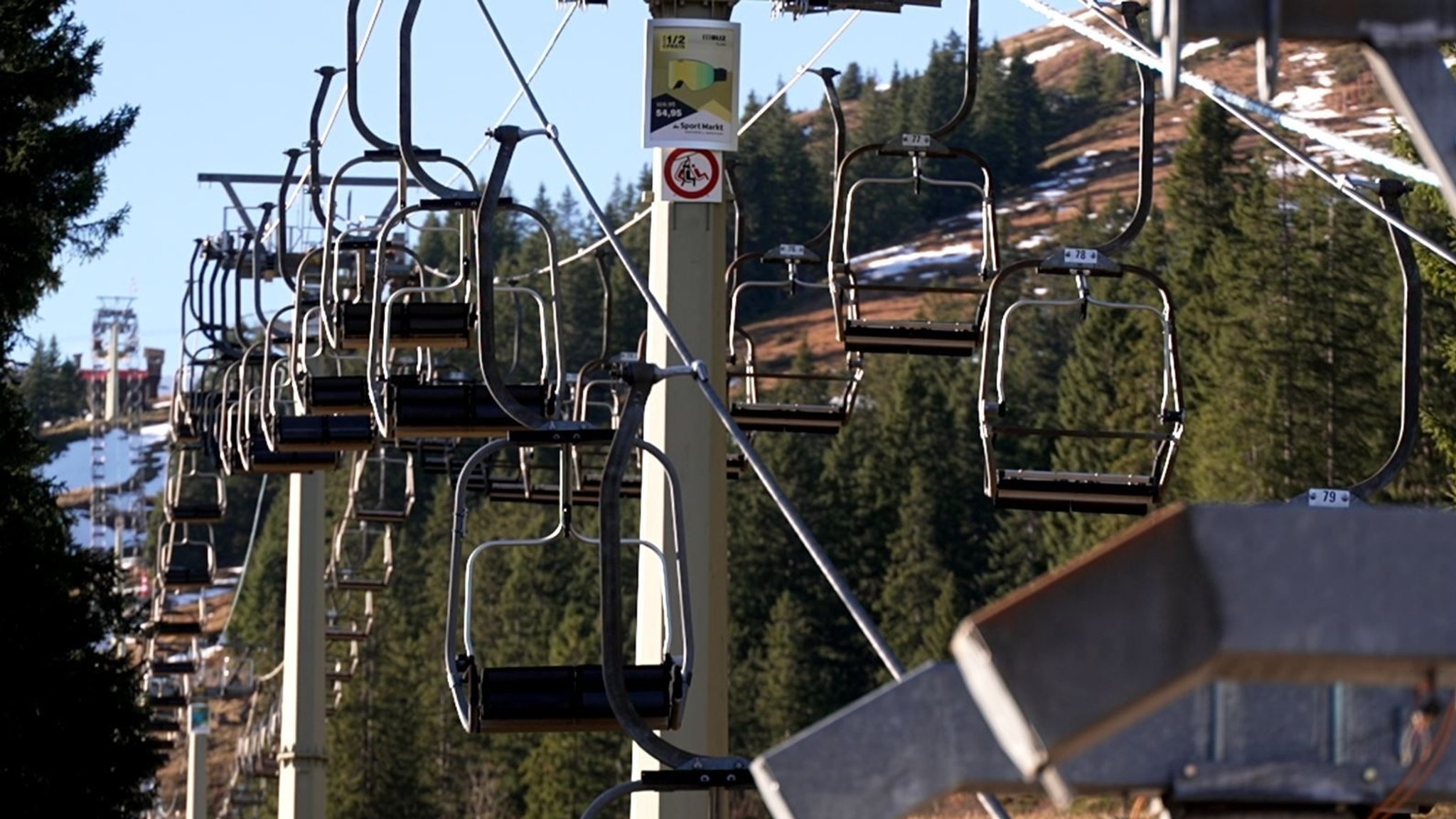 (Symbolbild) Der alte Doppelsessel der Scheidtobelbahn. 