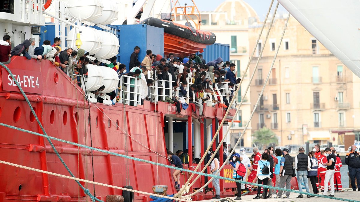 Das Rettungsschiff  "Sea-Eye 4" liegt im Hafen von Trapani auf Sizilien.