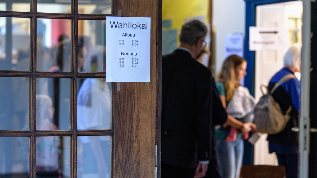 München, 14.10.18: Menschen stehen in einem Wahllokal in einer Schlange zur Stimmabgabe für die bayerische Landtagswahl.