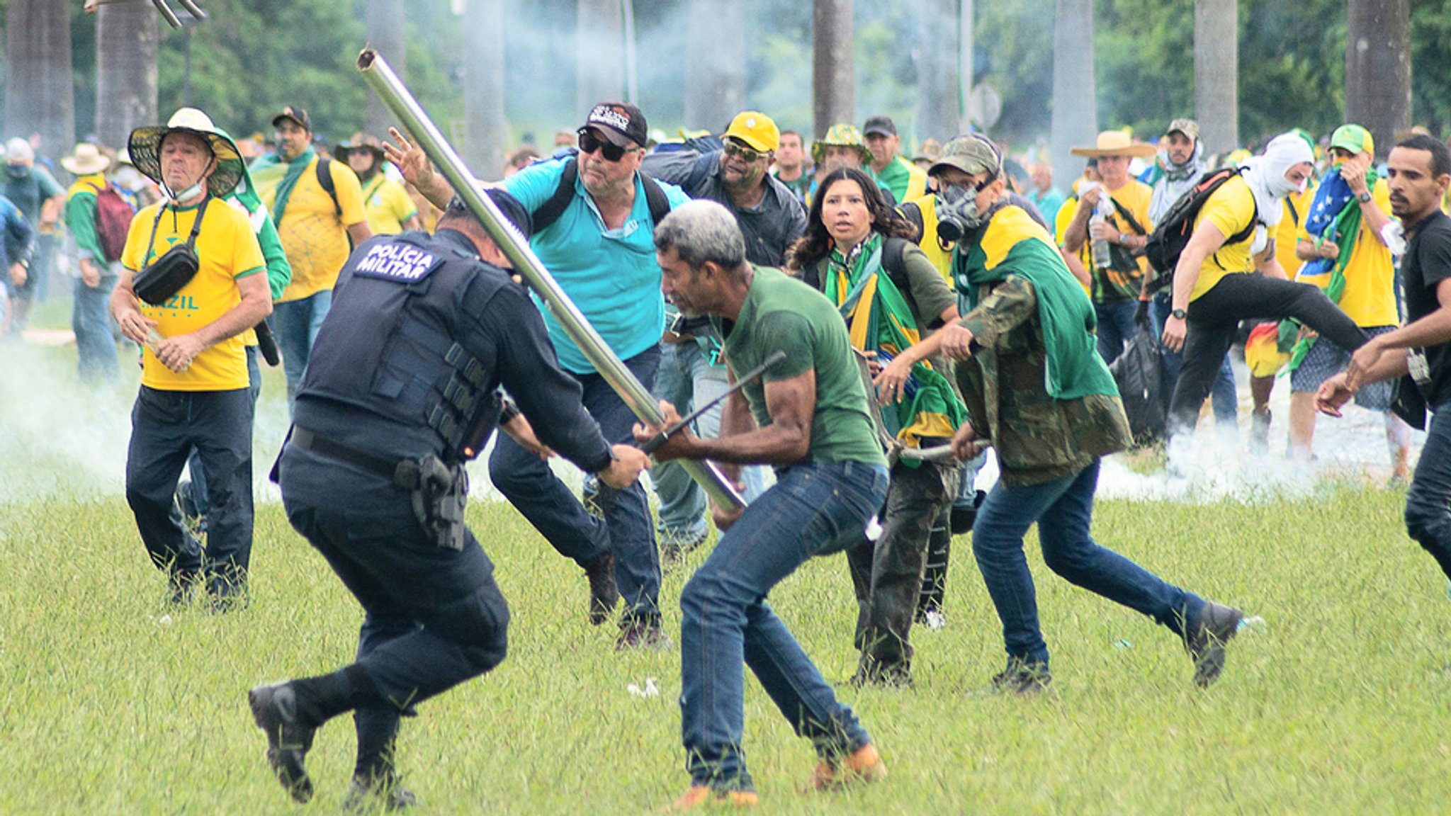 Staatsanwälte in Brasilien wollen jetzt untersuchen, ob der ehemalige Präsident Bolsonaros hinter den Unruhen steckt, die vor wenigen Tagen das Land erschüttert haben. Das alles erinnert an den Sturm auf das US-Kapitol am 6. Januar 2021.