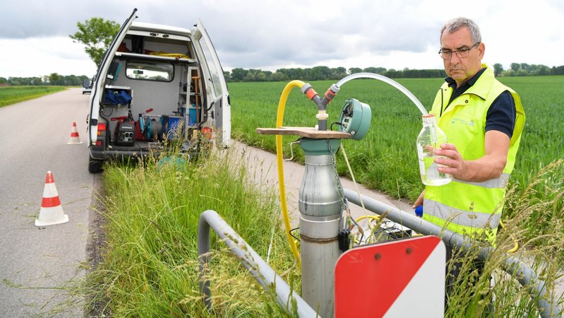 Symbolbild: Ein Mitarbeiter des Wasserwirtschaftsamts München, entnimmt an einer Grundwassermessstelle eine Wasserprobe. Aktuell gibt es in Bayern viel zu wenige Messtellen. Die Bohrungen dazu an der richtigen Stelle sind auch gar nicht so einfach.