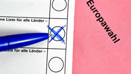 Kugelschreiber mit einem Kreuz auf den Wahlunterlagen zur Europawahl 2024 (Symbolbild) | Bild:pa/CHROMORANGE/Michael Bihlmayer