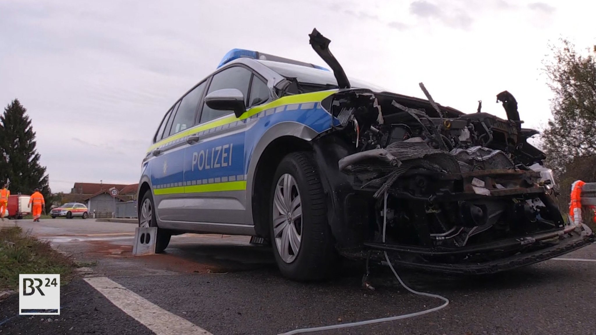 An einem Bahnübergang bei Ruderatshofen im Ostallgäu ist am Nachmittag ein Zug mit einem Polizeiauto kollidiert.