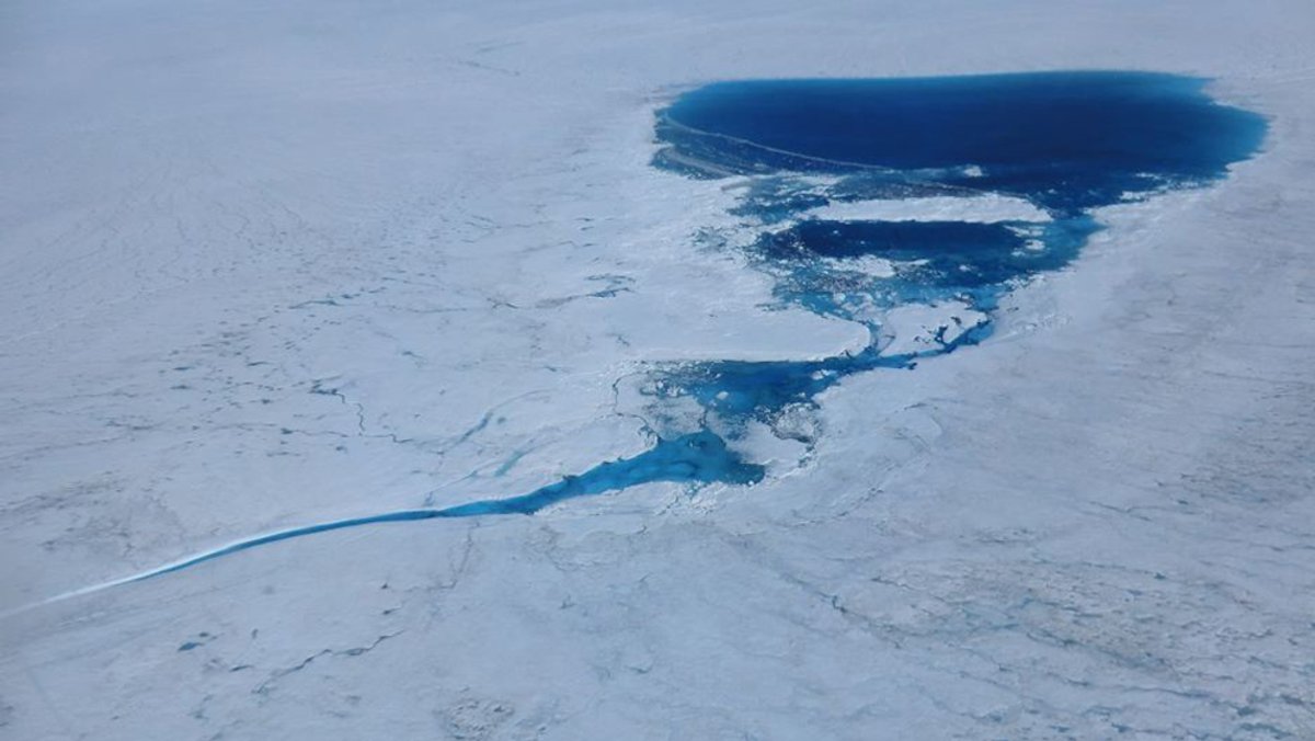 Die Erderwärmung bewirkt die Schmelze der arktischen Gletscher.